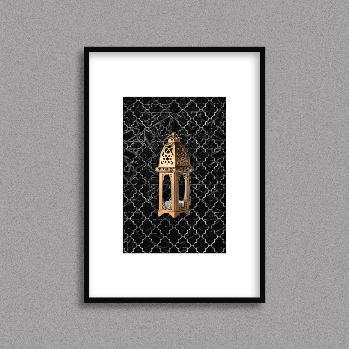 Tableau décoratif  d'une lanterne traditionnelle marocaine en dorée sur un fond de zellige marocain noir, encadré dans un cadre en noir - Format A4.