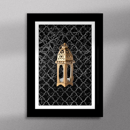 Tableau décoratif  d'une lanterne traditionnelle marocaine en dorée sur un fond de zellige marocain noir, encadré dans un cadre en noir - Format A5.