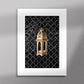 Tableau décoratif d'une lanterne traditionnelle marocaine en dorée sur un fond de zellige marocain noir, encadré dans un cadre en blanc - Format A5.