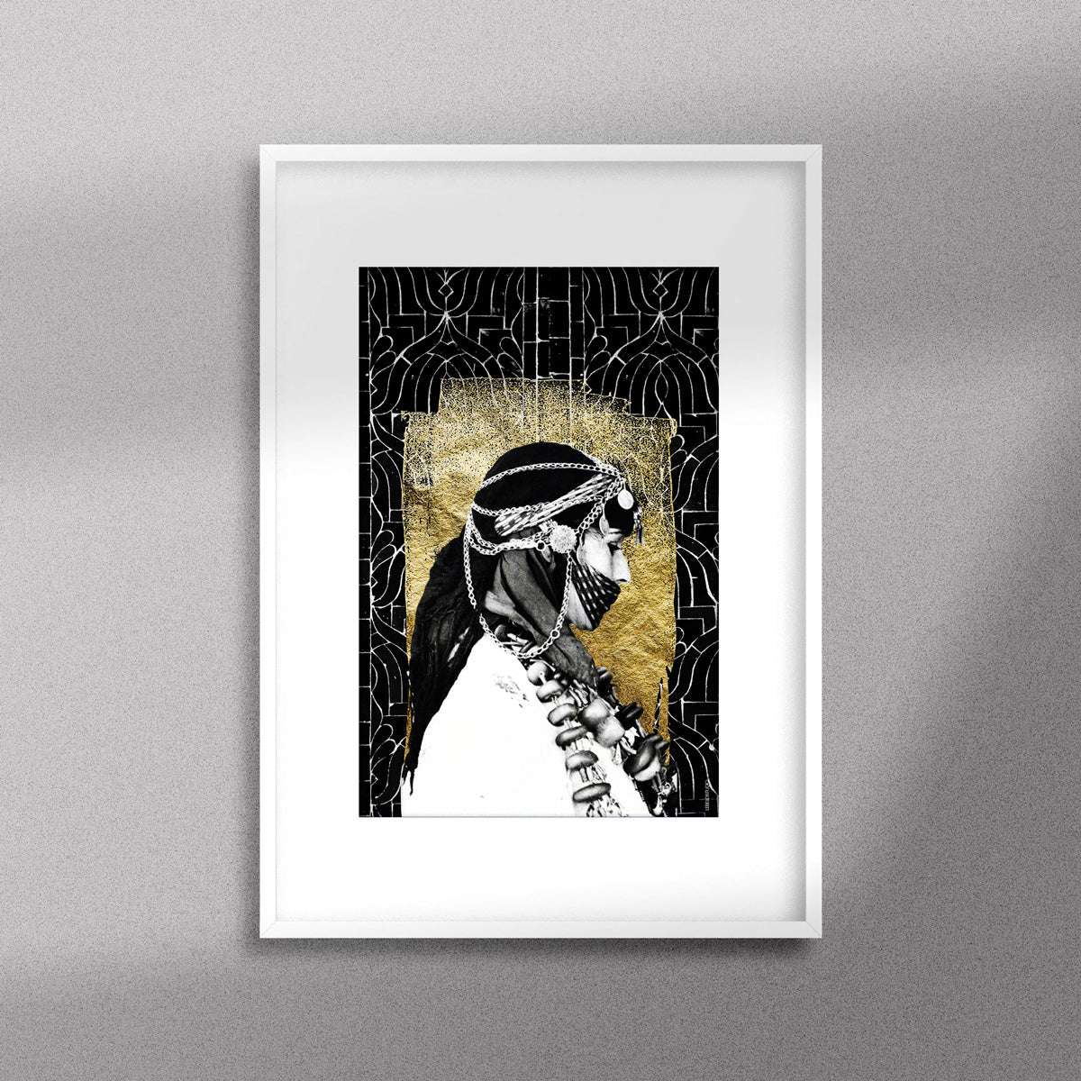 Tableau décoratif en noir et dorée du profil d'une femme berbère portant des accessoires traditionnels, encadré dans un cadre blanc - Format A3.