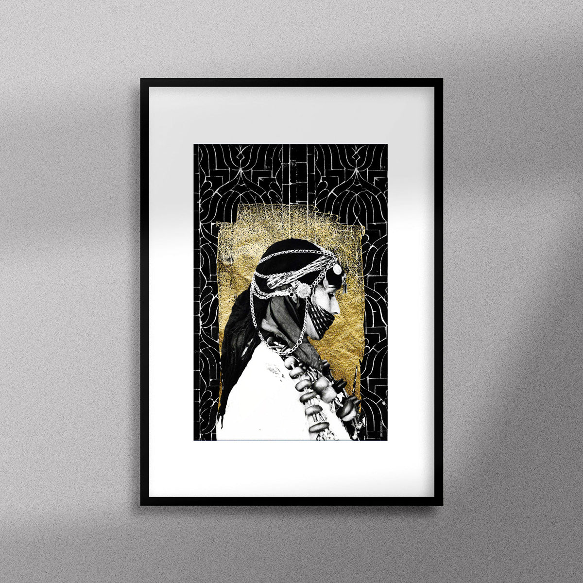 Tableau décoratif en noir et dorée du profil d'une femme berbère portant des accessoires traditionnels, encadré dans un cadre noir - Format A3.