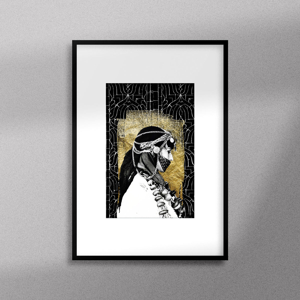 Tableau décoratif en noir et dorée du profil d'une femme berbère portant des accessoires traditionnels, encadré dans un cadre noir - Format A4.