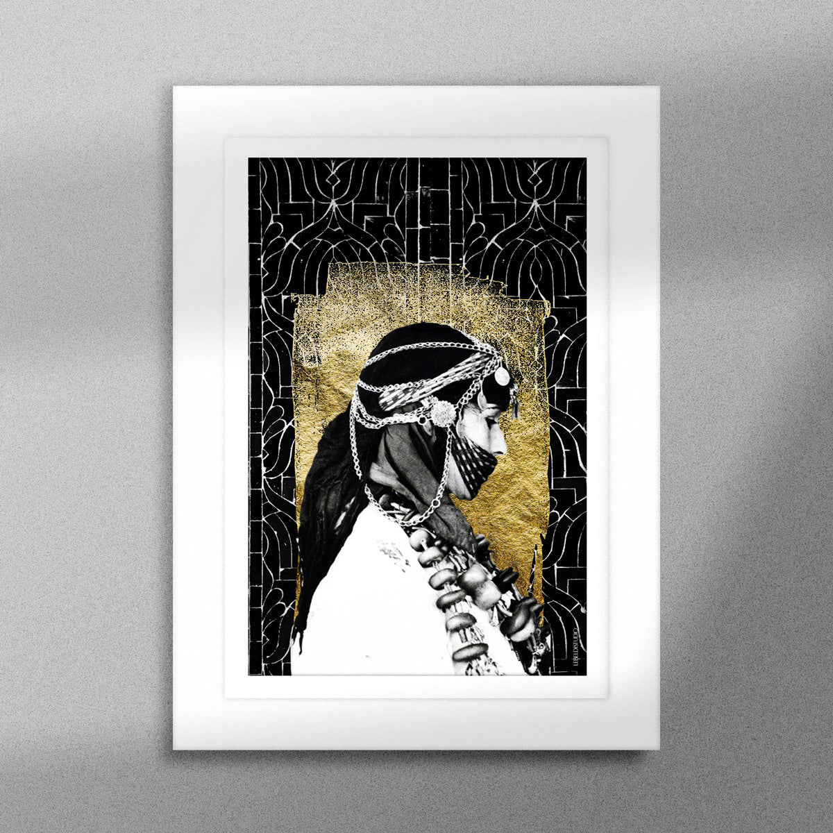 Tableau décoratif en noir et dorée du profil d'une femme berbère portant des accessoires traditionnels, encadré dans un cadre blanc - Format A5.