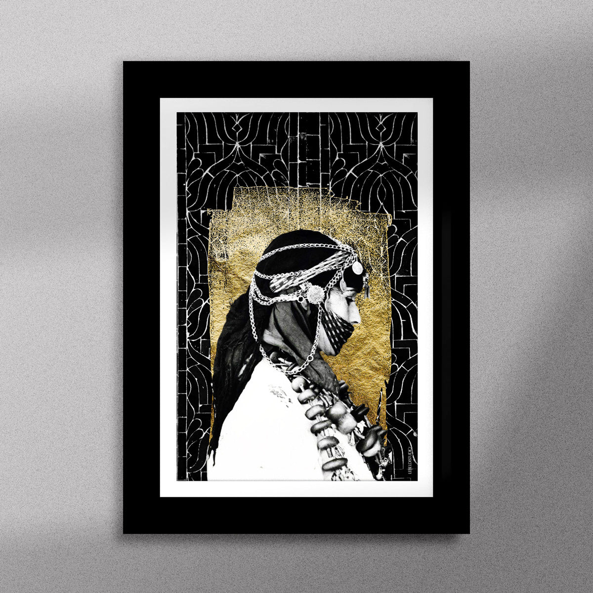 Tableau décoratif en noir et dorée du profil d'une femme berbère portant des accessoires traditionnels, encadré dans un cadre noir - Format A5.