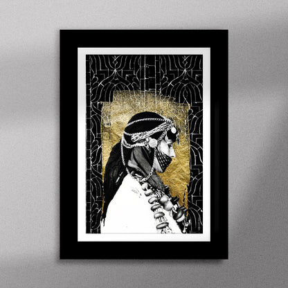 Tableau décoratif en noir et dorée du profil d'une femme berbère portant des accessoires traditionnels, encadré dans un cadre noir - Format A5.