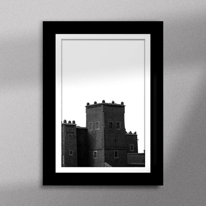  Tableau décoratif en noir et blanc de la kasbah de Taourirt, encadré dans un cadre noir - Format A5.