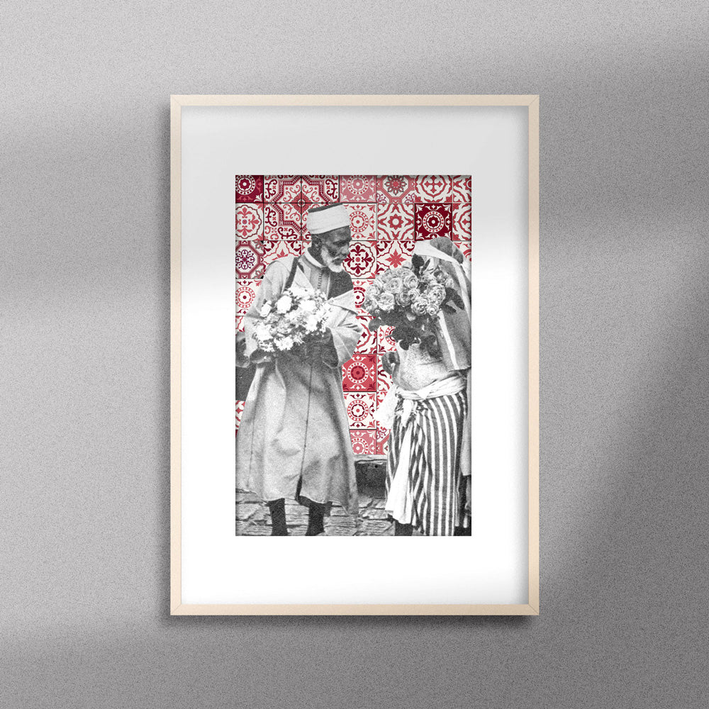 Tableau décoratif représentant un vieux couple marocain portant deux bouquets de fleurs, sur un fond de zellige marocain rouges, encadré dans un cadre en bois - Format A3.