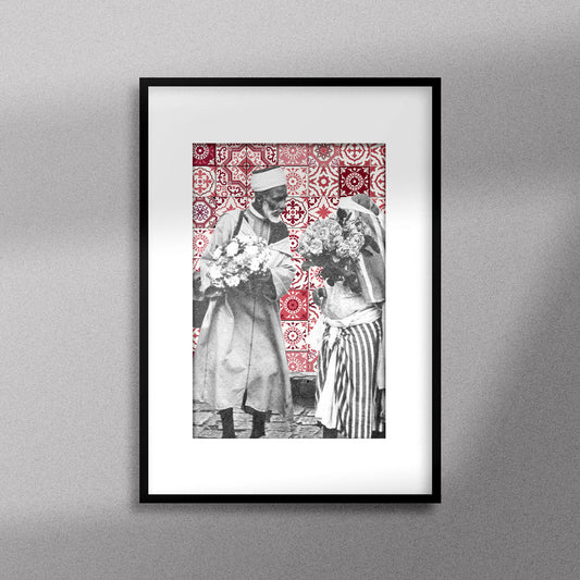 Tableau décoratif représentant un vieux couple marocain portant deux bouquets de fleurs, sur un fond de zellige marocain rouges, encadré dans un cadre noir - Format A3.