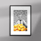 Tableau décoratif en noir et blanc d'un vieux marchand d'oranges très souriant, encadré dans un cadre noir - Format A3.