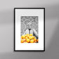 Tableau décoratif en noir et blanc d'un vieux marchand d'oranges très souriant, encadré dans un cadre noir - Format A4.