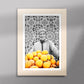Tableau décoratif en noir et blanc d'un vieux marchand d'oranges très souriant, encadré dans un cadre en bois - Format A5.