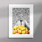 Tableau décoratif en noir et blanc d'un vieux marchand d'oranges très souriant, encadré dans un cadre blanc - Format A5.