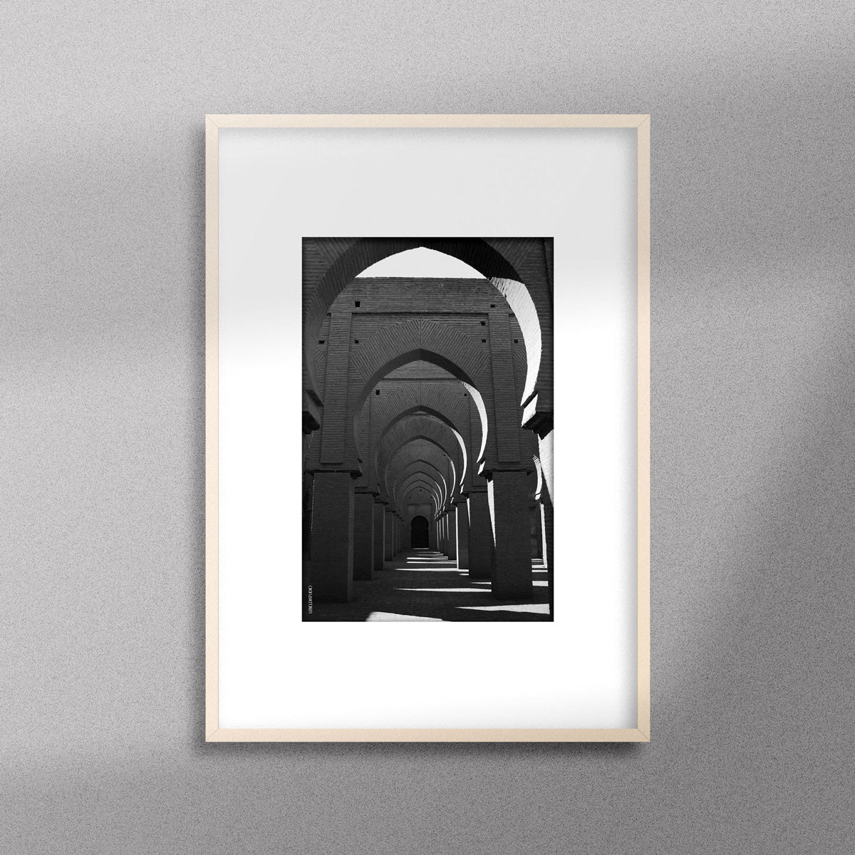 Tableau décoratif en noir et blanc de la Mosquée Tinmel, encadré dans un cadre en bois - Format A4.