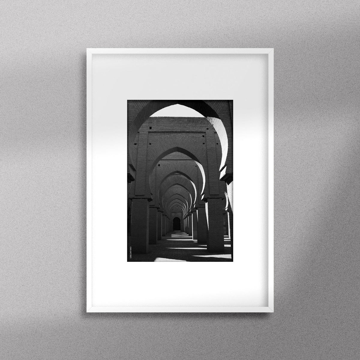 Tableau décoratif en noir et blanc de la Mosquée Tinmel, encadré dans un cadre blanc - Format A4.